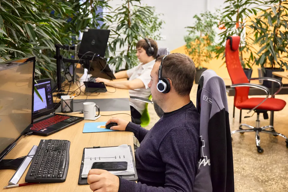 Разработчики KT.Team работают вместе в офисе