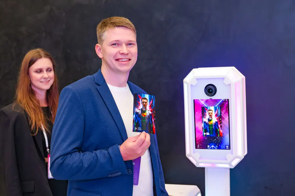 Участник команды KT.Team у интерактивной фотозоны