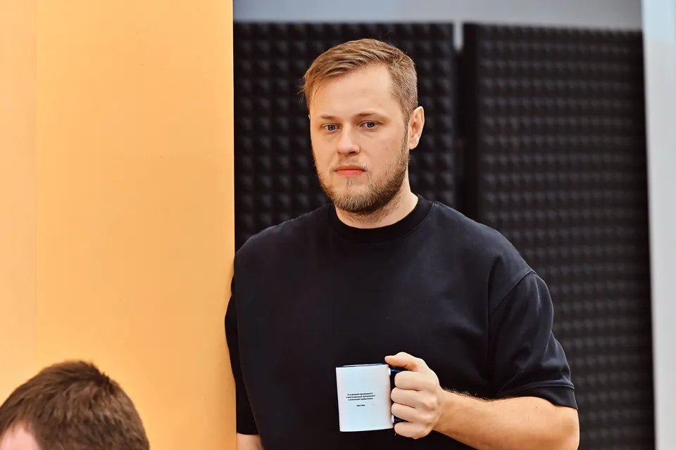 Участник семейного праздника KT.Team с кружкой