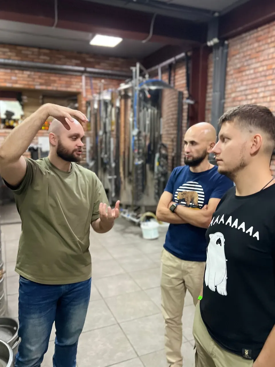 Команда KT.Team обсуждает процесс на производственной площадке